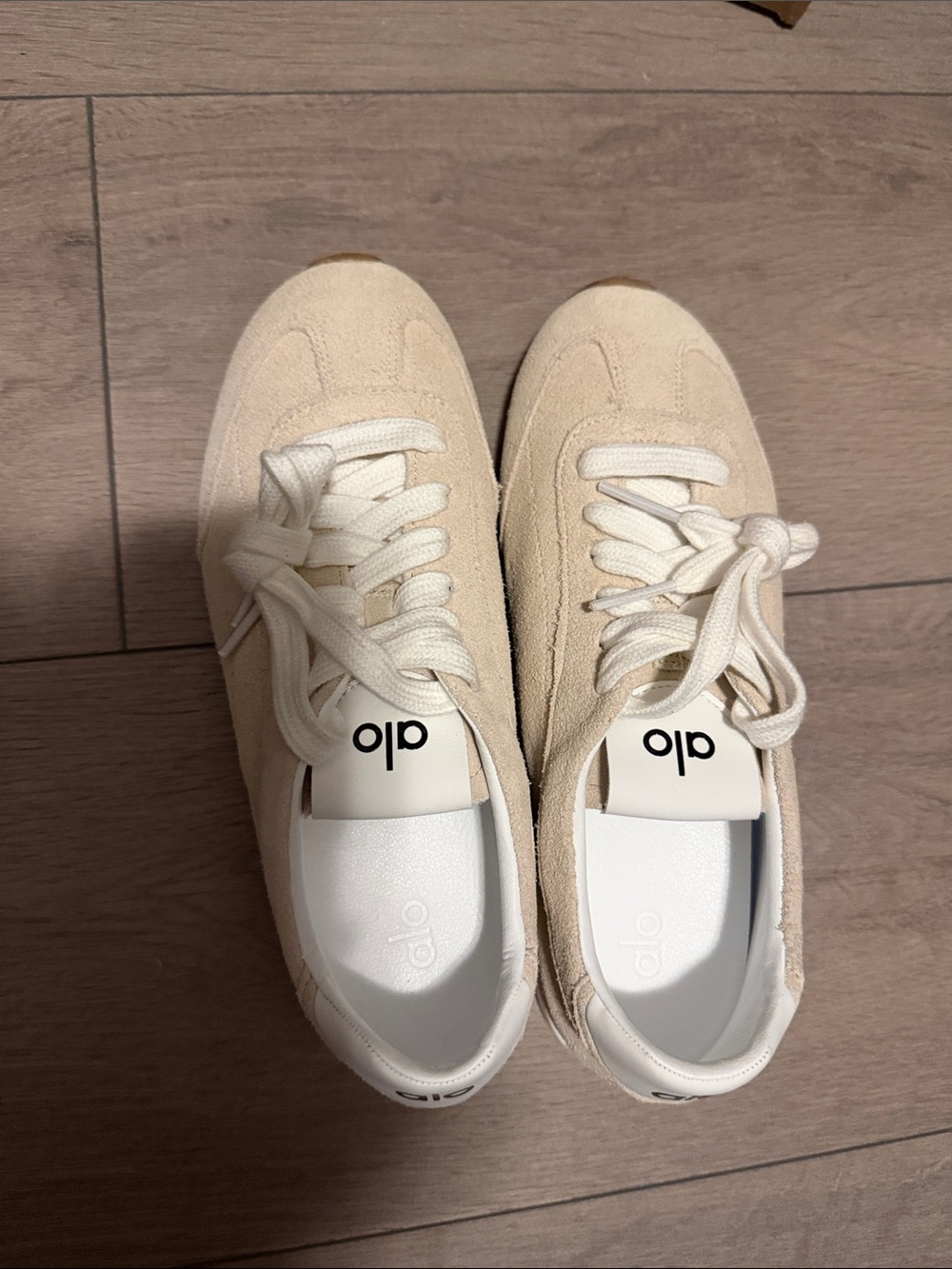 ALO Yoga Sandstone Neutral Low-Top Sneakers - Picture 4 of 8